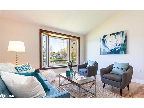 90 Edgewater Road, Wasaga Beach, ON - Indoor Photo Showing Living Room