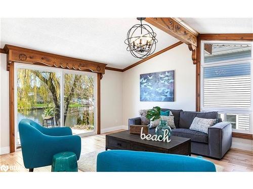 90 Edgewater Road, Wasaga Beach, ON - Indoor Photo Showing Living Room