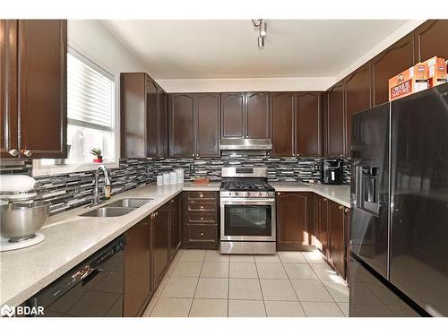 17 Via Romano Way, Brampton, ON - Indoor Photo Showing Kitchen With Double Sink With Upgraded Kitchen