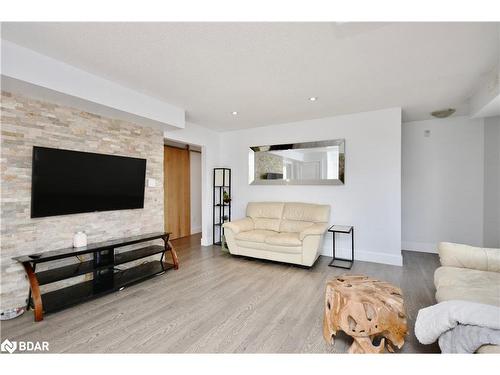 6-51 Ferndale Drive S, Barrie, ON - Indoor Photo Showing Living Room