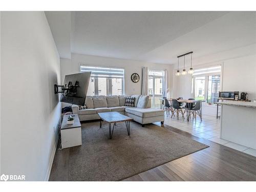 2252 Grainger Loop, Innisfil, ON - Indoor Photo Showing Living Room