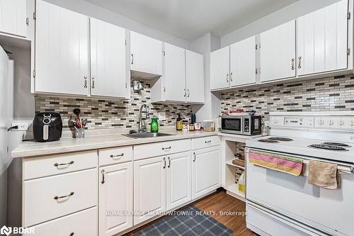 77 Province Street N, Hamilton, ON - Indoor Photo Showing Kitchen