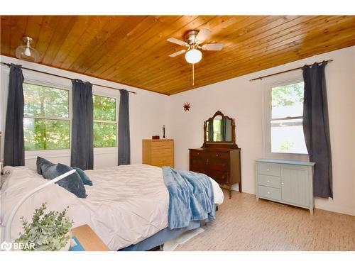 1166 Gill Road, Midhurst, ON - Indoor Photo Showing Bedroom