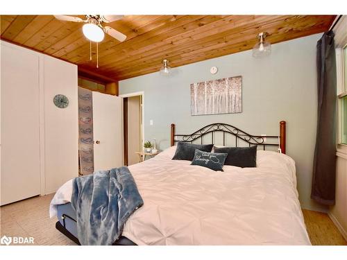 1166 Gill Road, Midhurst, ON - Indoor Photo Showing Bedroom