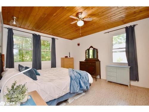 1166 Gill Road, Midhurst, ON - Indoor Photo Showing Bedroom