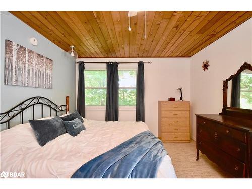 1166 Gill Road, Midhurst, ON - Indoor Photo Showing Bedroom