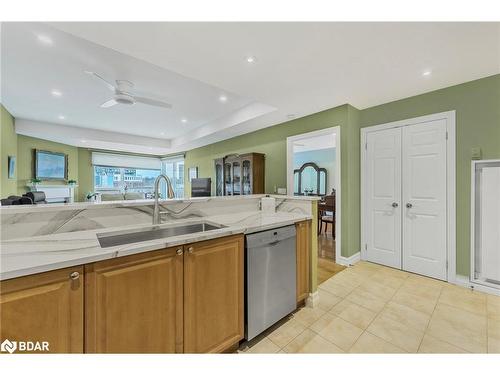 609-6 Toronto Street, Barrie, ON - Indoor Photo Showing Kitchen