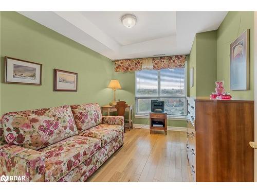 609-6 Toronto Street, Barrie, ON - Indoor Photo Showing Living Room