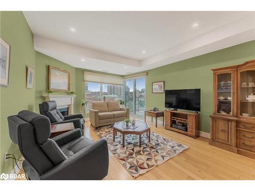 609-6 Toronto Street, Barrie, ON - Indoor Photo Showing Living Room