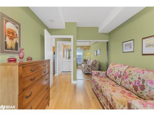 609-6 Toronto Street, Barrie, ON - Indoor Photo Showing Living Room