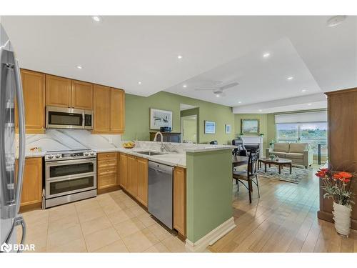 609-6 Toronto Street, Barrie, ON - Indoor Photo Showing Kitchen