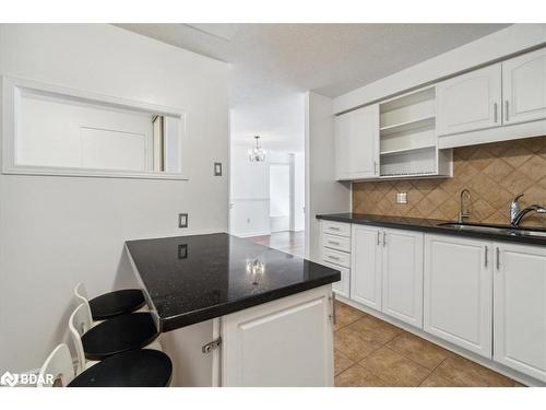 801-55 Green Valley Drive, Kitchener, ON - Indoor Photo Showing Kitchen