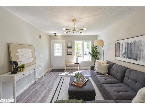 25-800 West Ridge Boulevard, Orillia, ON - Indoor Photo Showing Living Room