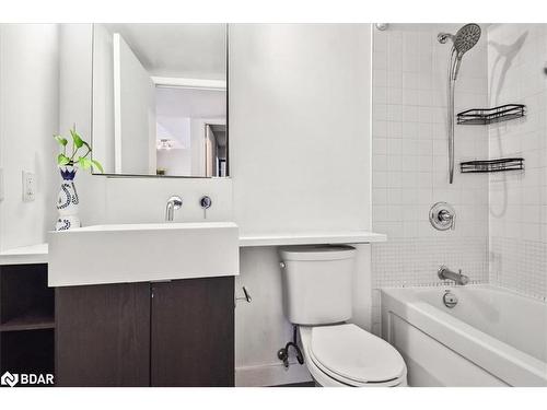 201-15 Brunel Court, Toronto, ON - Indoor Photo Showing Bathroom