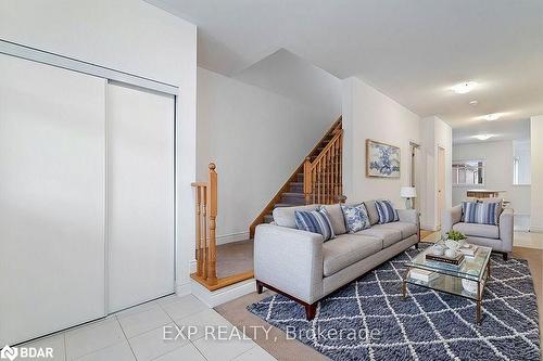 21 Olympic Gate, Barrie, ON - Indoor Photo Showing Living Room