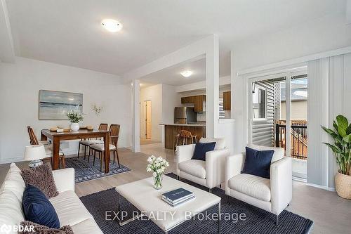 21 Olympic Gate, Barrie, ON - Indoor Photo Showing Living Room