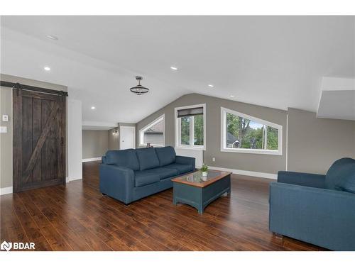 938 Corner Avenue, Lefroy, ON - Indoor Photo Showing Living Room