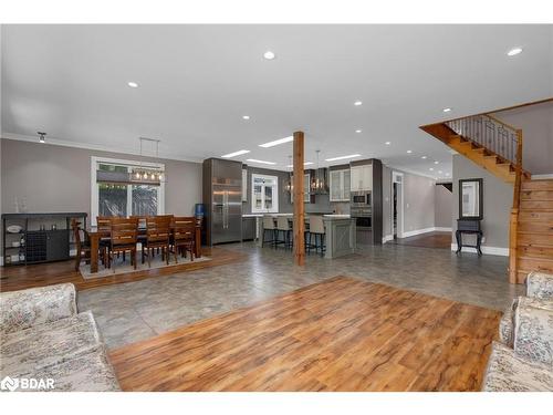 938 Corner Avenue, Lefroy, ON - Indoor Photo Showing Living Room