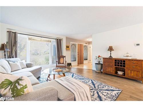 27 Garrett Crescent, Barrie, ON - Indoor Photo Showing Living Room