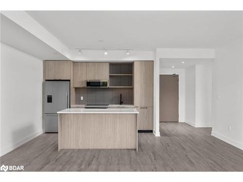 715-185 Dunlop Street E, Barrie, ON - Indoor Photo Showing Kitchen