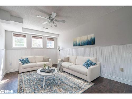 20 Frontier Avenue, Orillia, ON - Indoor Photo Showing Living Room