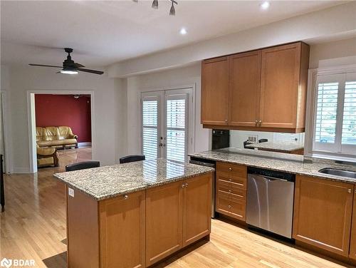 41 Camelot Square, Barrie, ON - Indoor Photo Showing Kitchen