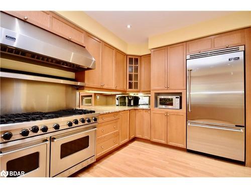 41 Camelot Square, Barrie, ON - Indoor Photo Showing Kitchen