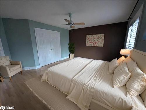 41 Camelot Square, Barrie, ON - Indoor Photo Showing Bedroom