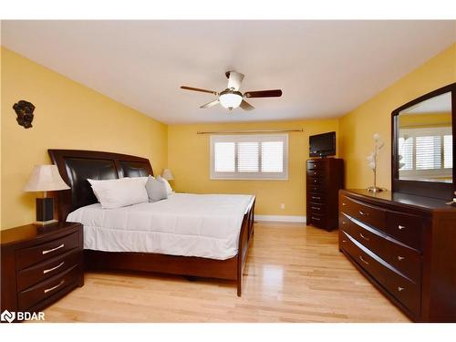 41 Camelot Square, Barrie, ON - Indoor Photo Showing Bedroom