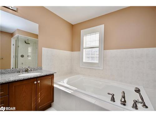 41 Camelot Square, Barrie, ON - Indoor Photo Showing Bathroom