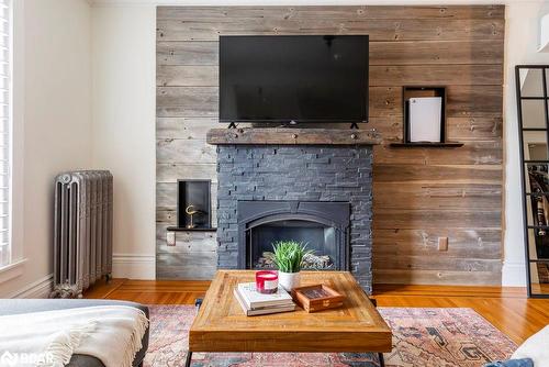 109 Fairleigh Avenue S, Hamilton, ON - Indoor Photo Showing Living Room With Fireplace