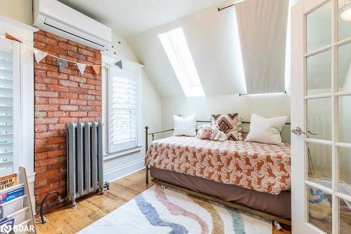 109 Fairleigh Avenue S, Hamilton, ON - Indoor Photo Showing Bedroom