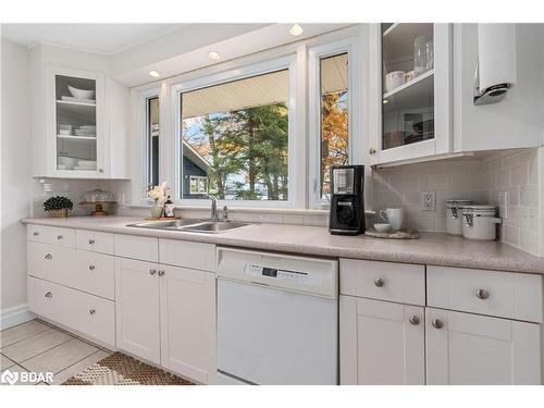 23 Barrie Terrace, Oro-Medonte, ON - Indoor Photo Showing Kitchen With Double Sink