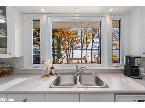 23 Barrie Terrace, Oro-Medonte, ON - Indoor Photo Showing Kitchen With Double Sink