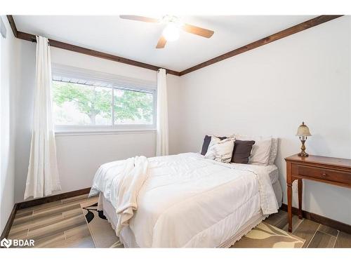 2447 Ridge Road W, Oro-Medonte, ON - Indoor Photo Showing Bedroom