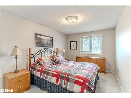 31 Little Avenue, Barrie, ON - Indoor Photo Showing Bedroom