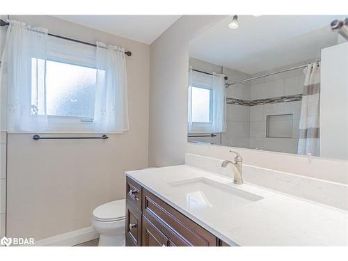 31 Little Avenue, Barrie, ON - Indoor Photo Showing Bathroom