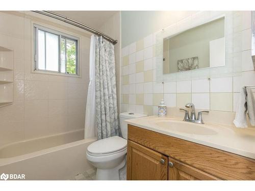 33 Roslyn Road, Barrie, ON - Indoor Photo Showing Bathroom