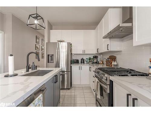 34 Legion Way, Angus, ON - Indoor Photo Showing Kitchen With Stainless Steel Kitchen With Upgraded Kitchen