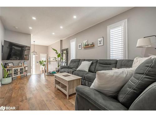 34 Legion Way, Angus, ON - Indoor Photo Showing Living Room