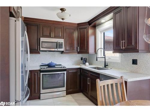 3 Logan Court, Barrie, ON - Indoor Photo Showing Kitchen With Upgraded Kitchen