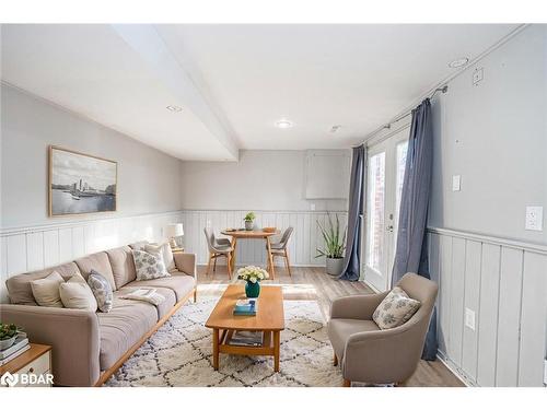 18-246 Tupper Boulevard, Alliston, ON - Indoor Photo Showing Living Room