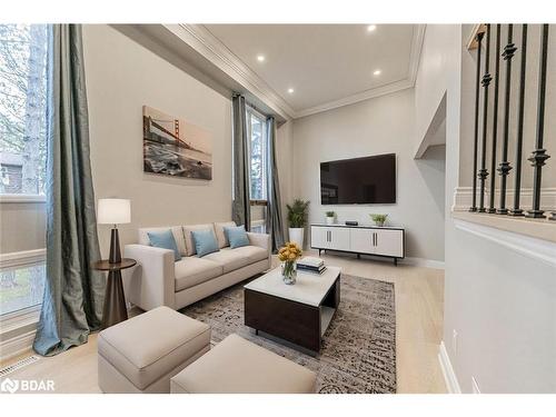 18-246 Tupper Boulevard, Alliston, ON - Indoor Photo Showing Living Room