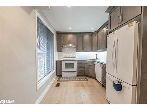 18-246 Tupper Boulevard, Alliston, ON - Indoor Photo Showing Kitchen