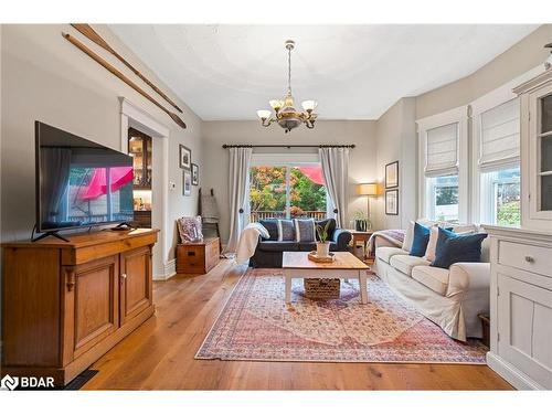 25 William Street, Barrie, ON - Indoor Photo Showing Living Room