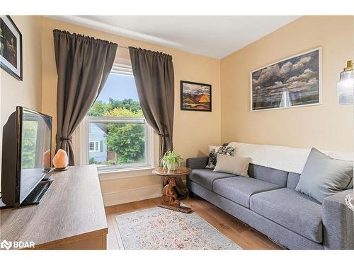 25 William Street, Barrie, ON - Indoor Photo Showing Living Room