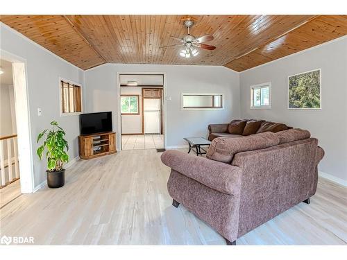 3312 Knight Avenue, Severn, ON - Indoor Photo Showing Living Room