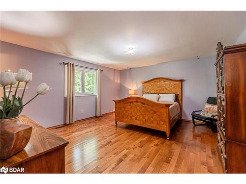 31 Park Crescent, Richmond Hill, ON - Indoor Photo Showing Bedroom