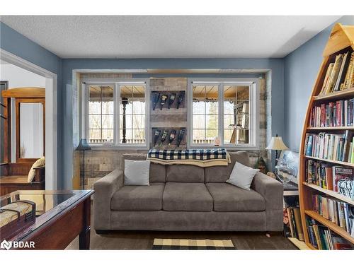 53 Slalom Drive, Oro-Medonte, ON - Indoor Photo Showing Living Room