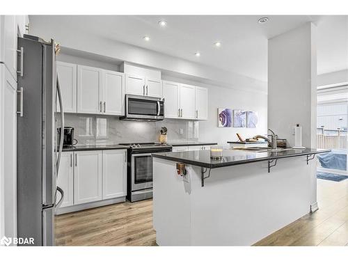 324 East Street Street, Orillia, ON - Indoor Photo Showing Kitchen With Upgraded Kitchen